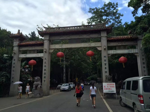 駕駛超限超載的車輛是否構(gòu)成犯罪？上海刑事案請律師來回答