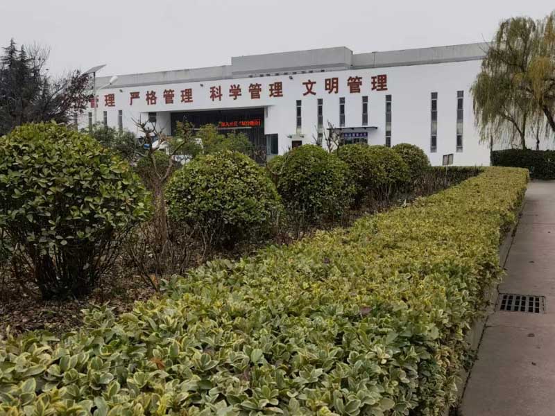 誹謗罪的嚴(yán)重情節(jié)都包括哪些？上海取保候?qū)徛蓭焷砘卮? src="/uploads/76/524.jpg"/></p>
<p>
　　“嚴(yán)重情節(jié)”作為誹謗犯罪化的一個(gè)必要條件，無疑是確定其適用標(biāo)準(zhǔn)的重要依據(jù)。由于域名實(shí)施的特殊性，網(wǎng)絡(luò)誹謗的司法解釋只是簡單地將“點(diǎn)擊”、“瀏覽”、“轉(zhuǎn)發(fā)”的“數(shù)量標(biāo)準(zhǔn)”作為“嚴(yán)重情節(jié)”的判斷標(biāo)準(zhǔn)，不僅存在司法“松懈”的危險(xiǎn)，而且在本質(zhì)上表現(xiàn)出其不合理性，應(yīng)由“嚴(yán)重降低被害人的社會評價(jià)或嚴(yán)重貶低其名譽(yù)”的判斷標(biāo)準(zhǔn)取而代之。
</p>
<p>
　　“據(jù)有關(guān)部門統(tǒng)計(jì)，截至2013年6月，我國網(wǎng)民規(guī)模已達(dá)5、91億，手機(jī)網(wǎng)民規(guī)模達(dá)4、64億。" [1]此外，在微博、微信應(yīng)用越來越廣泛的自媒體時(shí)代，個(gè)人連接互聯(lián)網(wǎng)、與網(wǎng)民互動(dòng)并不困難。網(wǎng)絡(luò)本身的虛擬性和匿名性，加上規(guī)范網(wǎng)絡(luò)秩序的法律規(guī)范模糊不清，導(dǎo)致網(wǎng)絡(luò)空間秩序混亂，利用網(wǎng)絡(luò)實(shí)施誹謗、尋釁滋事等犯罪現(xiàn)象頻發(fā)?！扒亍卑妇褪且粋€(gè)典型的例子。《解釋》為規(guī)范網(wǎng)絡(luò)空間秩序提供了明確的司法標(biāo)準(zhǔn)，為控制網(wǎng)絡(luò)誹謗等犯罪提供了明確的法律適用標(biāo)準(zhǔn)，可謂“重大而深遠(yuǎn)”。
</p>
<p>
　　《解釋》第2條對利用計(jì)算機(jī)網(wǎng)絡(luò)進(jìn)行實(shí)施誹謗犯罪行為“情節(jié)發(fā)展嚴(yán)重”的司法認(rèn)定管理規(guī)定了幾個(gè)方面判斷企業(yè)標(biāo)準(zhǔn)，其中一個(gè)最為惹眼的是第2條第1項(xiàng)的規(guī)定，即“同一誹謗信息技術(shù)實(shí)際被點(diǎn)擊、瀏覽次數(shù)可以達(dá)到5000次以上，或者被轉(zhuǎn)發(fā)次數(shù)從而達(dá)到500次以上的”屬于“情節(jié)更加嚴(yán)重”。這一重要標(biāo)準(zhǔn)被稱作判斷“情節(jié)比較嚴(yán)重”的數(shù)量以及標(biāo)準(zhǔn)。該數(shù)量質(zhì)量標(biāo)準(zhǔn)一經(jīng)公布隨即成為社會民眾街談巷議的話題，也成為我國學(xué)者們討論的焦點(diǎn)。
</p>
<p>
　　這至少提出了以下問題: 第一，網(wǎng)民的“點(diǎn)擊”、“瀏覽”或“轉(zhuǎn)發(fā)”行為是否能表明誹謗者的名譽(yù)受到損害，這兩者之間有何關(guān)聯(lián)？即使能夠反映對名譽(yù)的損害，如果事件的數(shù)量符合解釋中規(guī)定的數(shù)量標(biāo)準(zhǔn)，是否有可能確定誹謗？其次，在量化標(biāo)準(zhǔn)中，他人的行為，尤其是他人的“轉(zhuǎn)發(fā)”行為，是否違反了責(zé)任原則？因此，研究確定誹謗罪“嚴(yán)重情節(jié)”的量化標(biāo)準(zhǔn)的合理性是十分必要的。用簡單的定量標(biāo)準(zhǔn)確定“嚴(yán)重情節(jié)”的不合理性解釋中規(guī)定的定量標(biāo)準(zhǔn)不具有定罪標(biāo)準(zhǔn)的作用
</p>
<p>
　　最高人民法院認(rèn)為，《解釋》“對誹謗行為設(shè)定了非常嚴(yán)格的量化入罪標(biāo)準(zhǔn)”，“通過實(shí)證研究和專業(yè)論證，區(qū)分誹謗信息被點(diǎn)擊、查看和轉(zhuǎn)發(fā)的次數(shù)”，在一定程度上明確了司法認(rèn)定標(biāo)準(zhǔn)。但是，筆者認(rèn)為，《解釋》規(guī)定的數(shù)量作為認(rèn)定“情節(jié)嚴(yán)重”的標(biāo)準(zhǔn)是不合適的，理由如下:
</p>
<p>
　　第一，《解釋》忽略了行為人發(fā)布的誹謗性信息實(shí)際被點(diǎn)擊、瀏覽或者轉(zhuǎn)發(fā)的次數(shù)雖未達(dá)到《解釋》規(guī)定的量化標(biāo)準(zhǔn)，但已嚴(yán)重?cái)_亂被害人的正常生活和工作狀態(tài)，實(shí)質(zhì)上已達(dá)到 "情節(jié)嚴(yán)重 "的標(biāo)準(zhǔn)。在這種情況下，被誹謗人無法行使告知權(quán)。
</p>
<p>
　　即使被害人以被誹謗為由提起刑事自訴，法院也會根據(jù)解釋作出無罪判決。也就是說，這種情況在《解釋》頒布前完全可以解釋為“情節(jié)嚴(yán)重”，但在《解釋》頒布后就不能認(rèn)定為犯罪了。因此，《解釋》不適當(dāng)?shù)叵拗屏恕扒楣?jié)嚴(yán)重”的范圍，即不適當(dāng)?shù)乜s小了誹謗罪的范圍。
</p>
<p style="TEXT-ALIGN: center"><img alt=