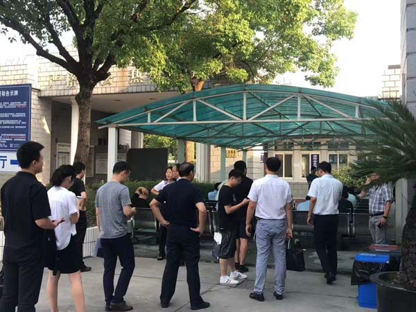 駕駛超限超載的車輛是否構(gòu)成犯罪？上海刑事案請律師來回答