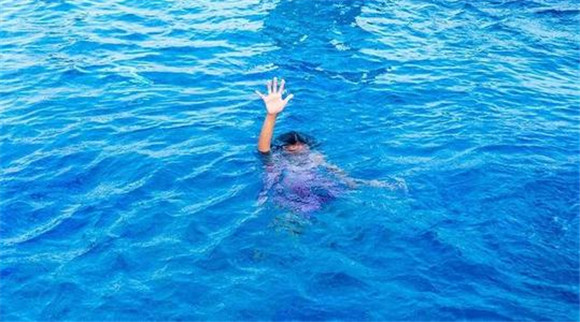 男子假裝自殺后女友為救人而溺水身亡，男子獲